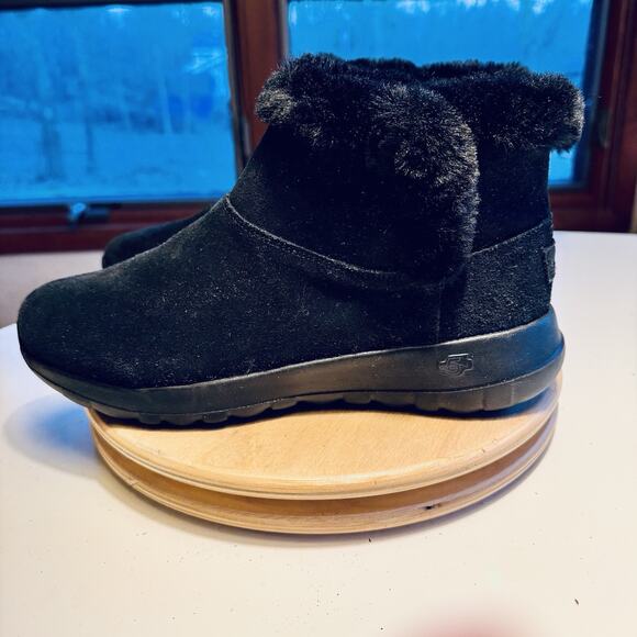 SKECHERS ON THE GO JOY CHUKKA BOOT Women’s SIZE 9, BLACK Winter Snow - Picture 1 of 6
